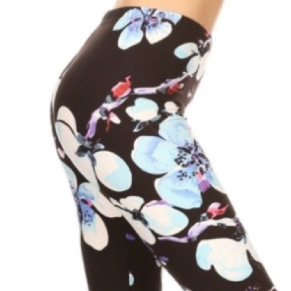 ❌DONATED❌Black Floral Print Elastic Waist Buttery Soft Leggings - Picture 2 of 7